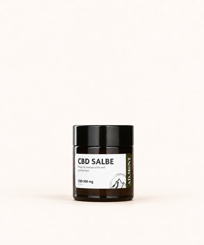 CBD Salbe von Admont auf weißem Hintergrund in Fotostudio
