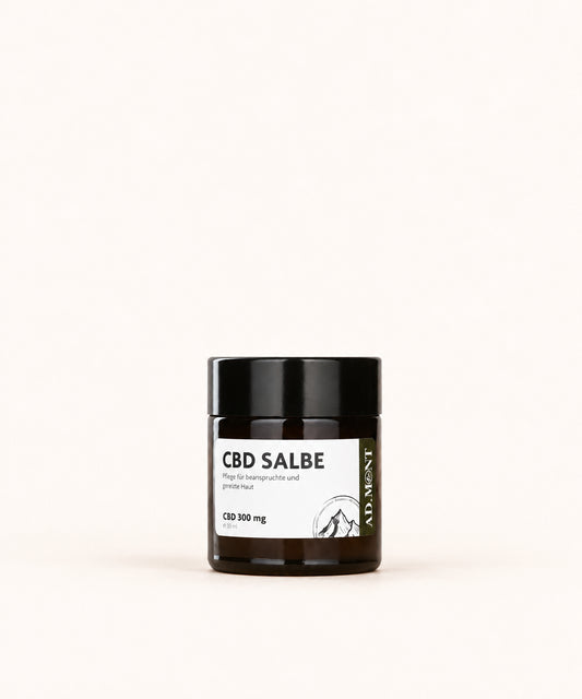 CBD Salbe von Admont auf weißem Hintergrund in Fotostudio